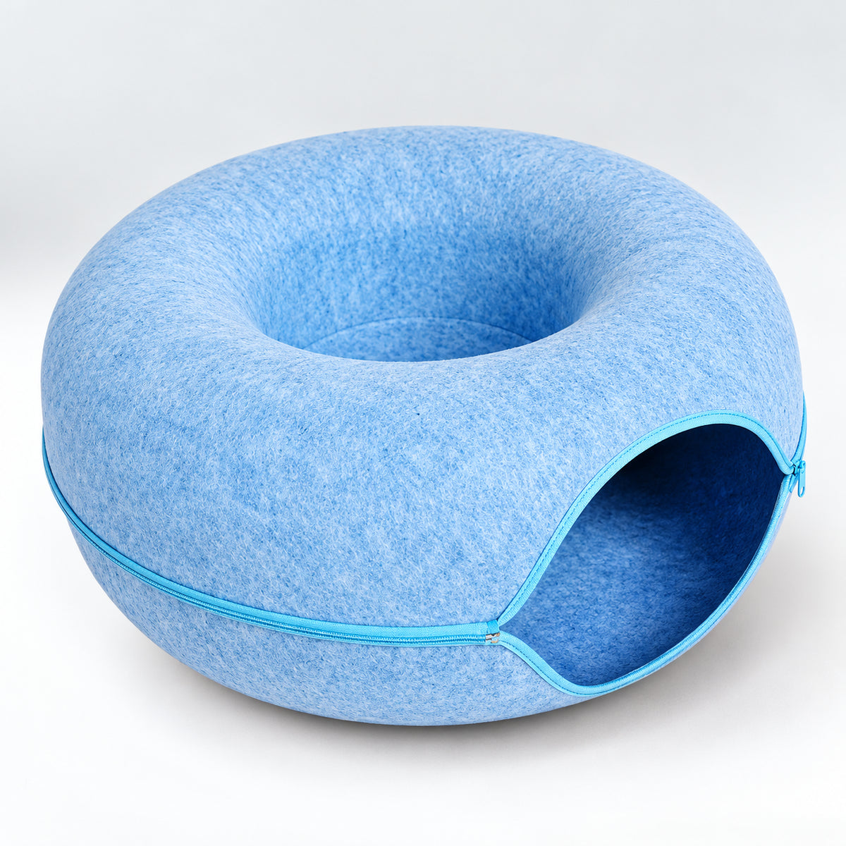 Slitesterk kattehule for hvile og kloring med kikkhull